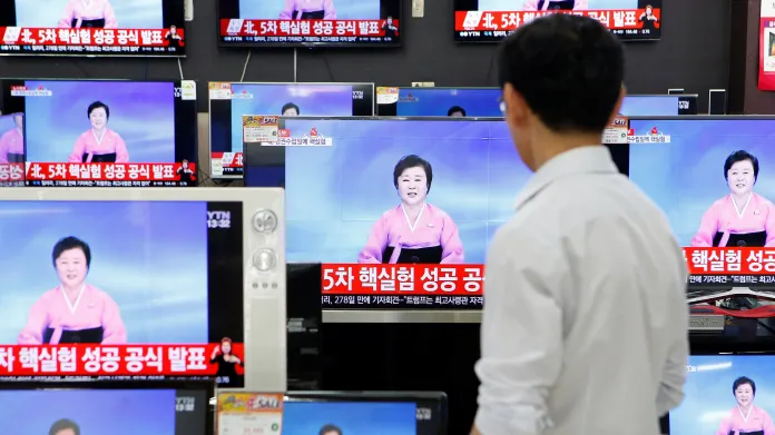 Televizní hlasatelka oznamuje pátý severokerejský jaderný test