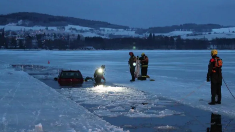 Vytahování auta z vody
