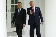 Polsko postaví kasárna pro tisícovku amerických vojáků, řekl Trump po jednání s Dudou