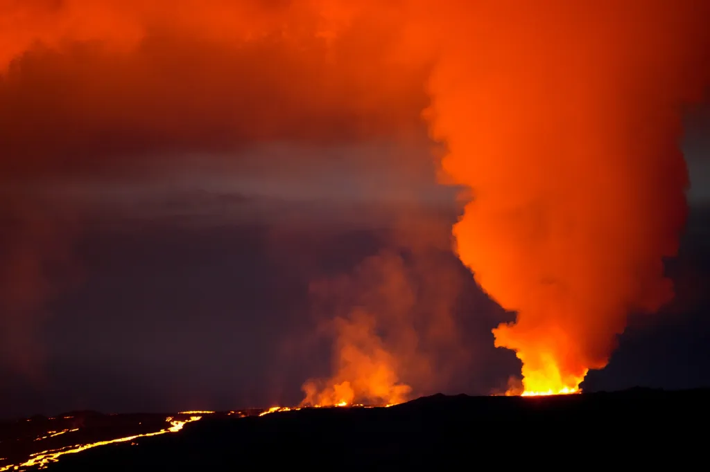 Krajina zalitá plameny. Na Havaji se probudila sopka Mauna Loa
