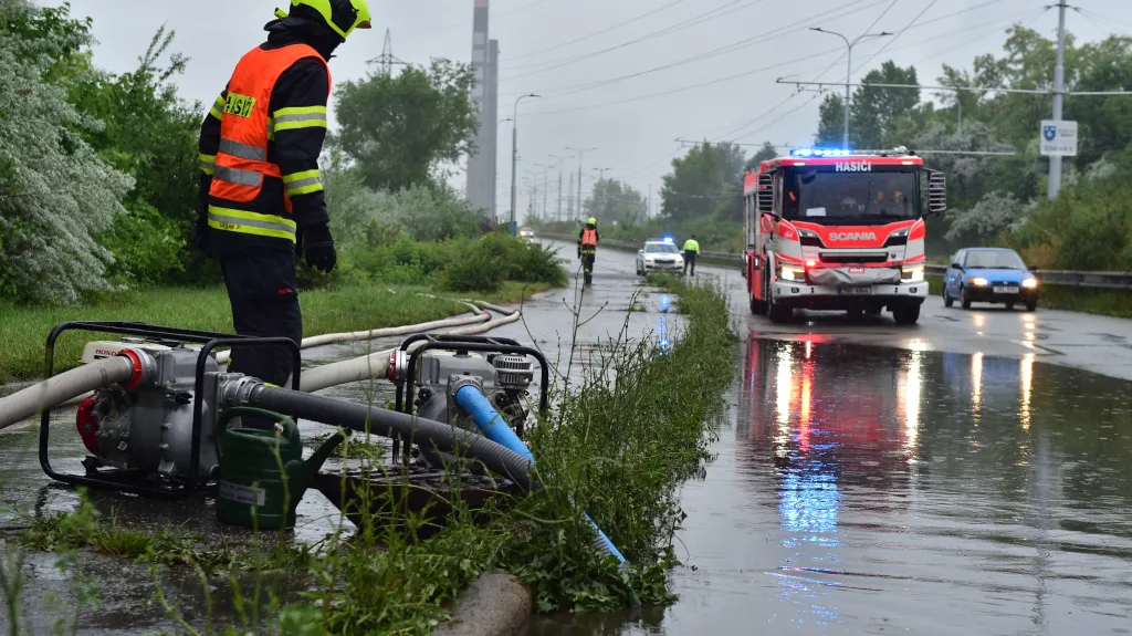 Hasiči odčerpávají vodu v ulici Jedovnická v Brně