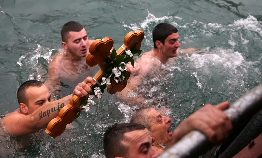 Dle juliánského kalendáře svátek připadá na 19. ledna. Muži se vrhají do ledové řeky Drině v bosenském Višegradu