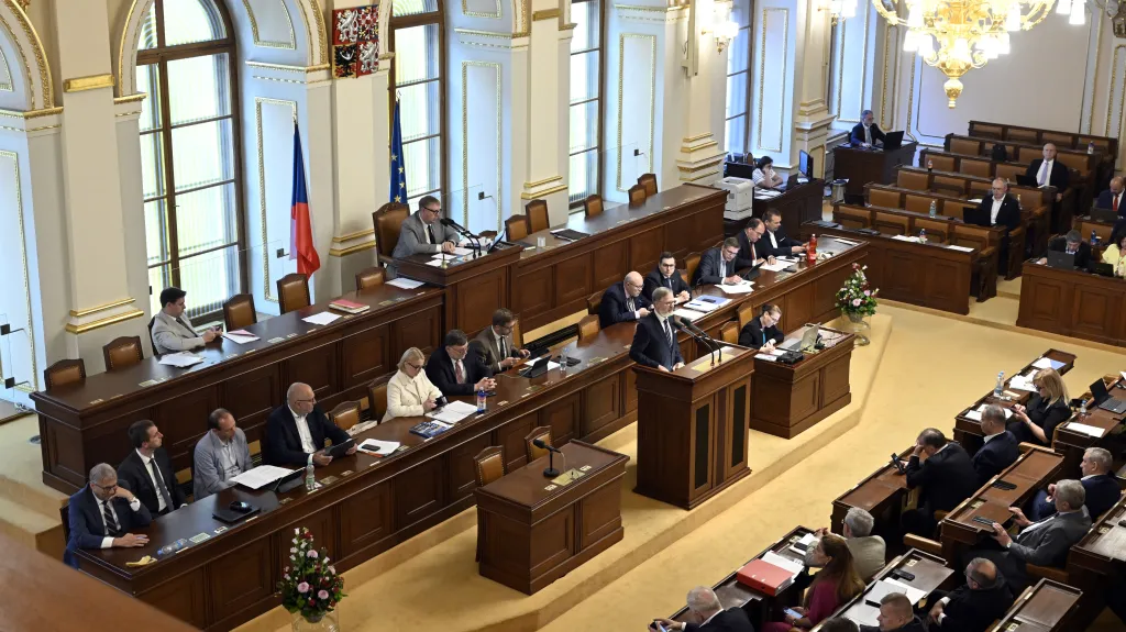 Sněmovna druhým dnem jednala o vyslovení nedůvěry vládě Petra Fialy