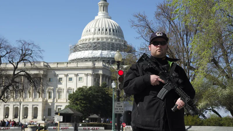 V americkém Kapitolu vytáhl muž pistoli na policistu