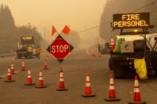 V Oregonu sužovaném požáry se pohřešují desítky lidí. Úřady očekávají množství obětí