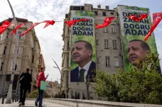Turecko před rozhodující volbou: Erdogan těží z výsledků prvního kola, Kilicdaroglu cílí na nacionalisty 