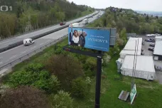 Spor o billboardy na D1. Reportéři ČT zachytili incident ve Velkém Meziříčí