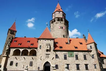 Bouzov bude svítit do tmy