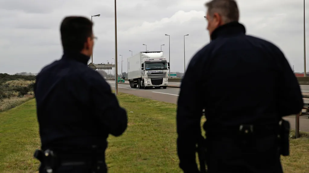 Policejní hlídky v Calais