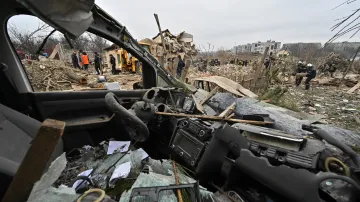 Záchranný tým zasahuje v obydlené oblasti po ruských útocích v Záporoží