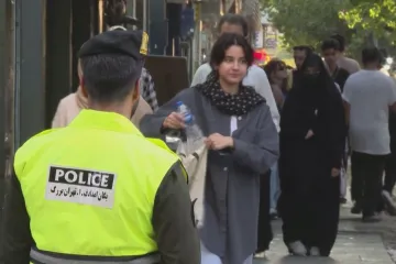 Lidé jsou statečnější a chtějí normální život, který nediktuje režim, říká o situaci v Íránu novinářka