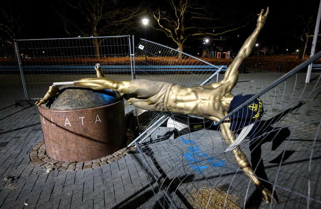 Zničená socha fotbalisty Zlatana Ibrahimoviče na náměstí vedle fotbalové arény v Malmö ve Švédsku. Jakým způsobem byla socha zničena, vyšetřuje policie