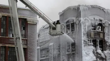Hašení skladu v Chicagu zkomplikoval mráz