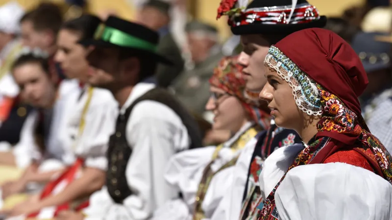 Věřící na nádvoří u baziliky Nanebevzetí Panny Marie a sv. Cyrila a Metoděje na Velehradě