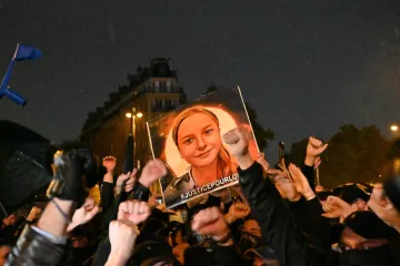 Případu zavražděné francouzské školačky se chopila krajní pravice, kritizuje imigrační politiku vlády