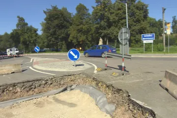 Ratibořický zámek má omezenou dostupnost. Jedna cesta je příliš úzká, druhá zakázaná