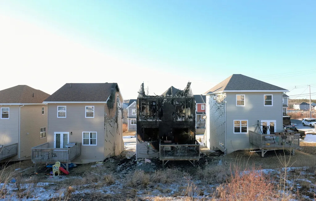 Dům, kde osudný požár v ranních hodinách únorového dne zabil sedm dětí jedné rodiny v komunitě Spryfield v Halifaxu (Nové Skotsko, Kanada)