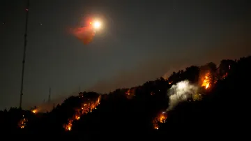 Hasiči bojují s lesním požárem u Los Angeles