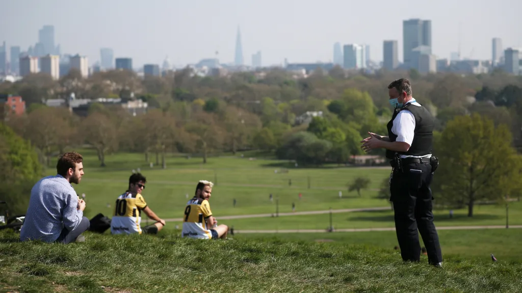 Policista domlouvá lidem v londýnském parku