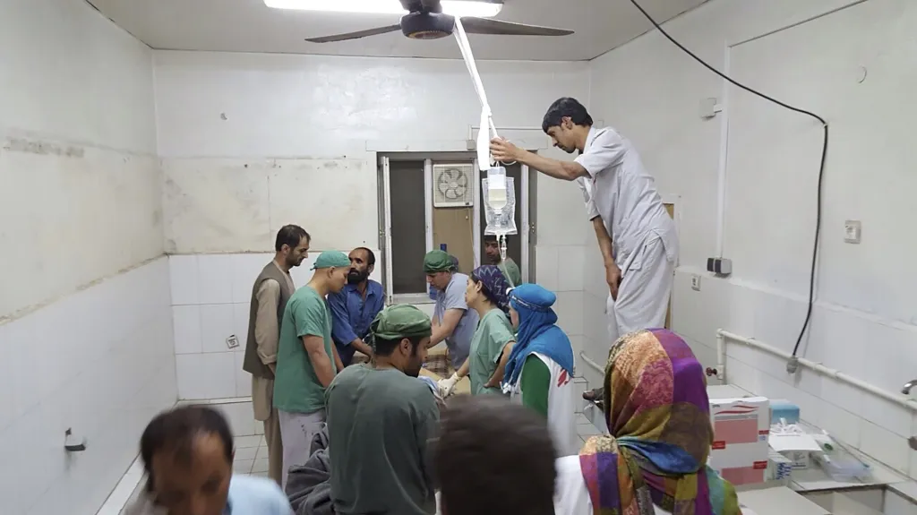 Lékaři krátce po útoku obnovili operace na improvizovaném sále v nepoškozené části nemocnice