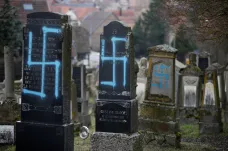 Židovský hřbitov ve Francii někdo přes noc pokryl hákovými kříži. Poničených je 96 hrobů