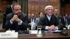 Právní poradce izraelského ministerstva zahraničí Tal Becker a britský právník Malcolm Shaw u Mezinárodního soudního dvora v Haagu