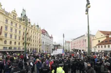 V Praze se sešli odpůrci opatření proti koronaviru. Protestovali na náměstí Republiky i Klárově