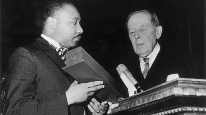 Martin Luther King přebírá Nobelovu cenu