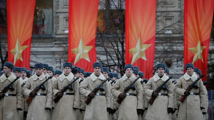 Sto let od VŘSR: Moskvou pochodovali vojáci, oficiální oslavy revoluce se nekonaly