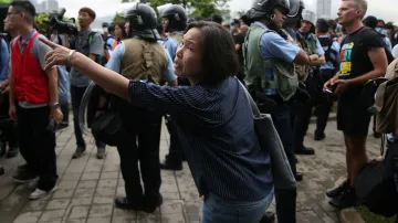 Den po vlně násilností v Hongkongu