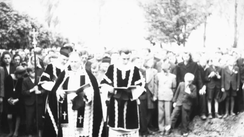 Pohřeb 12 padlých vojáků na hřbitově v Břestě