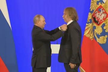 Festival Dvořákova Praha odmítl ruského dirigenta, Nohavica Putinovu medaili nikoliv