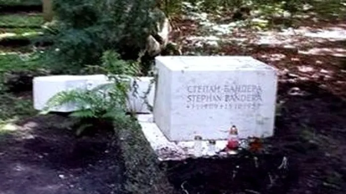 Poškozený hrob Stepana Bandery