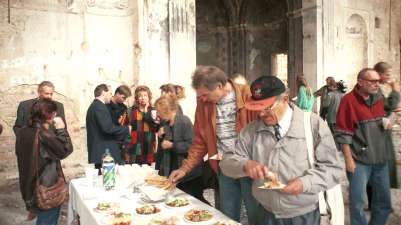 Jednu z mála příležitostí nahlédnout dovnitř Šlechtovky představovala tisková konference v roce 1996. Tehdy však ještě budovu nezasáhla povodeň ani neohrozily sesuvy půdy