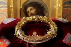 OBRAZEM: Zkázu Notre-Dame přečkala Kristova koruna i měděný kohout. Osud mnoha artefaktů je ale nejasný