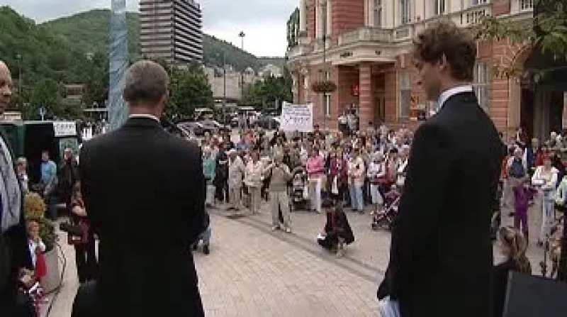 Zhruba dvě stovky lidí dnes v Karlových Varech demonstrovaly za odvolání ředitele Karlovarského symfonického orchestru a městské radní pro kulturu.