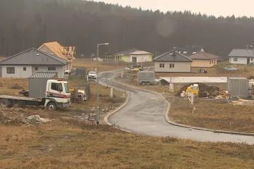 Firma ruských majitelů údajně prodala pozemky bez svolení vlastníka. Dědic je teď chce získat zpět