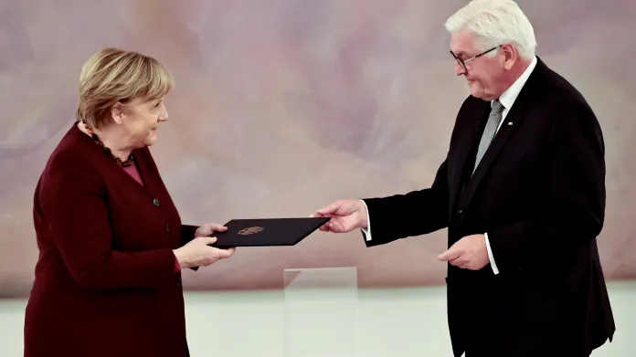 Prezident Steinmeier předal kancléřce listinu, kterou ji oficiálně "propustil" ze služeb německého lidu