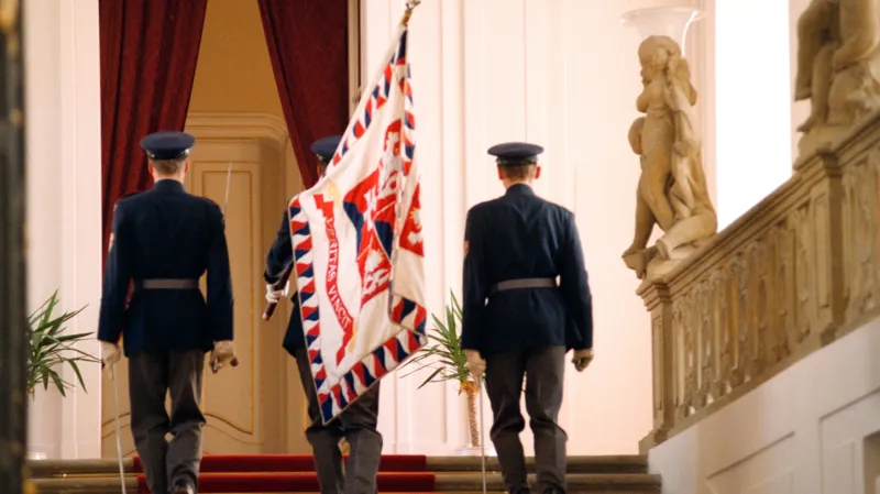 Vojáci Hradní stráže odnášejí prezidentskou standartu poté, co Václav Havel oznámil svou abdikaci (20. 7. 1992)