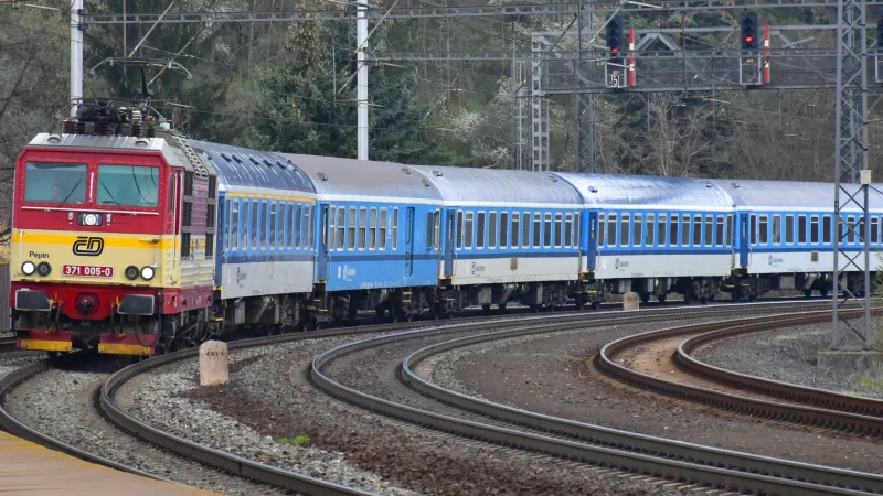 Rychlík s lokomotivou řady 371