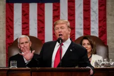 „Stav naší unie je silný,“ řekl Trump v Kongresu. Vyzval k jednotě a ke stavbě bariéry na hranici s Mexikem