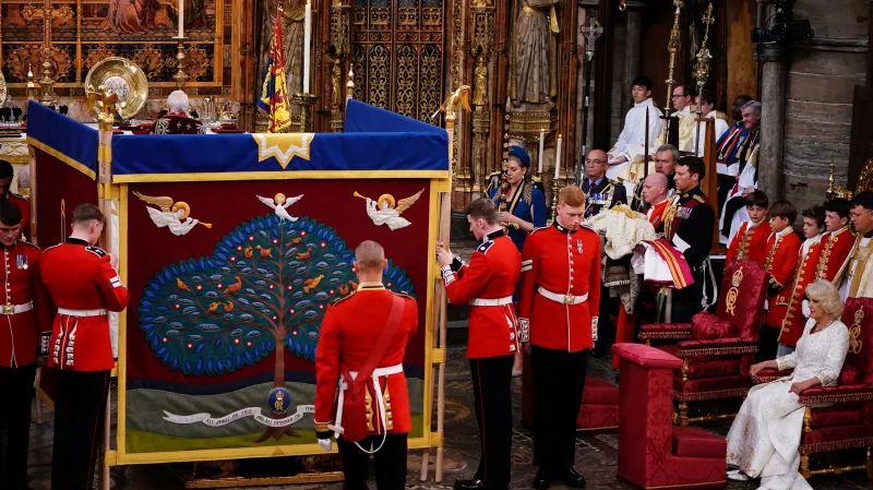 Intimní okamžik ostře sledovaného ceremoniálu. Karel III. byl během pomazání posvěceným olejem mimo zraky veřejnosti