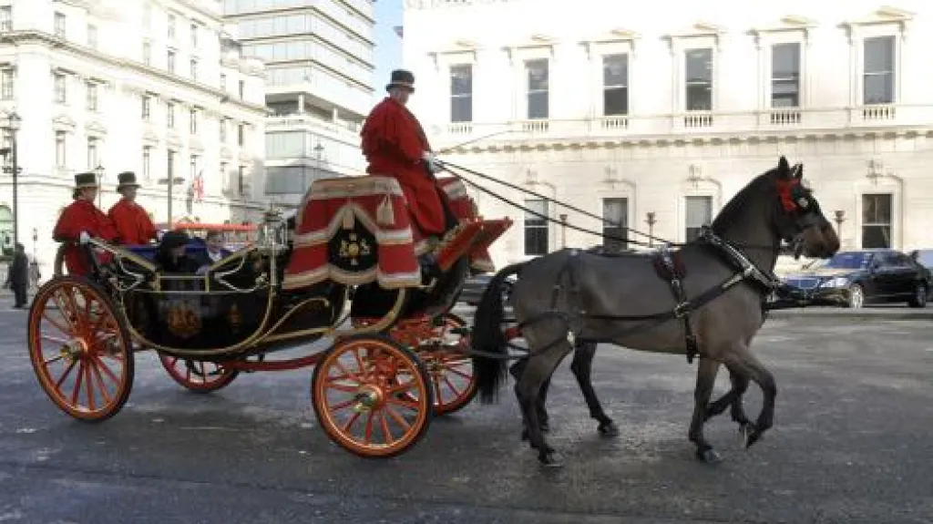 Diplomaté jezdí za královnou stále kočárem