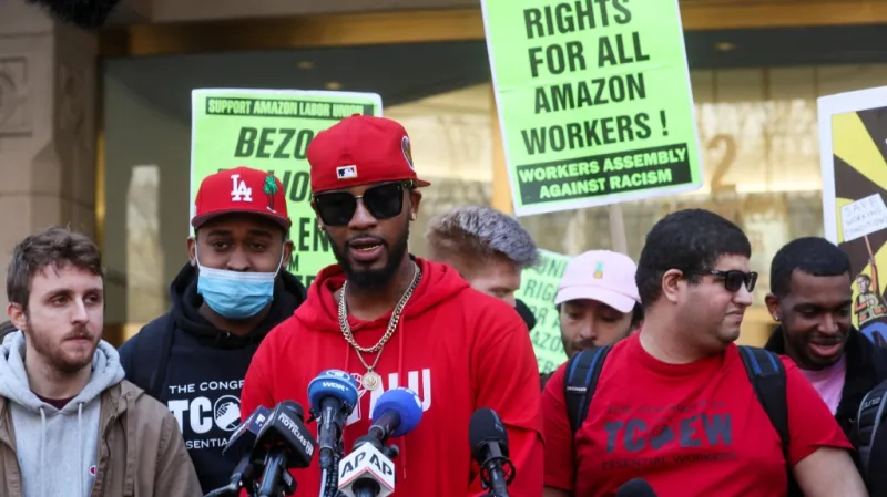 Christian Smalls mluví k davu podporovatelů. Zaměstnanci si nedlouho předtím odhlasovali vznik prvních odborů v dějinách Amazonu