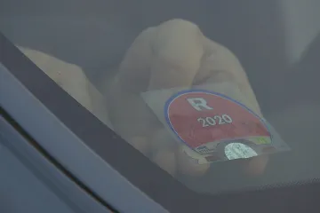 Odlepit a seškrábat starý, nalepit nový. Výměnám dálničních kuponů odzvonilo, příští rok již nebudou potřeba