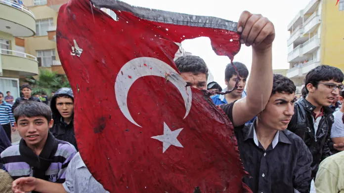 Mladí Turci demonstrují v Reyhanli
