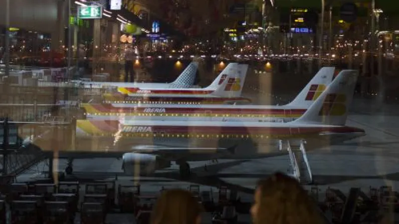 Letadla společnosti Iberia čekají na letišti během neformálního protestu leteckých dispečerů ve Španělsku