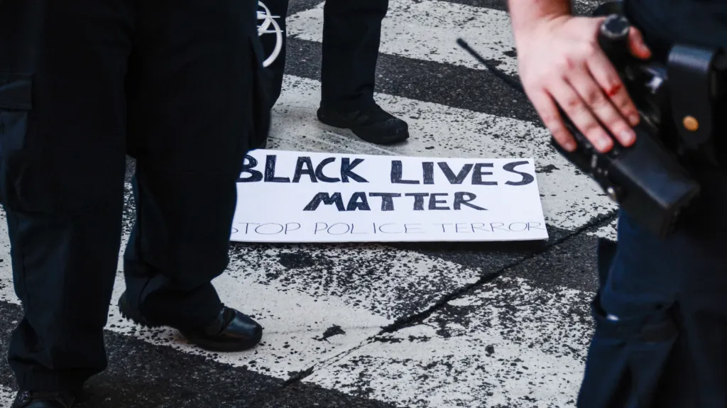 Protesty proti policejním zásahům proti černochům v New Yorku