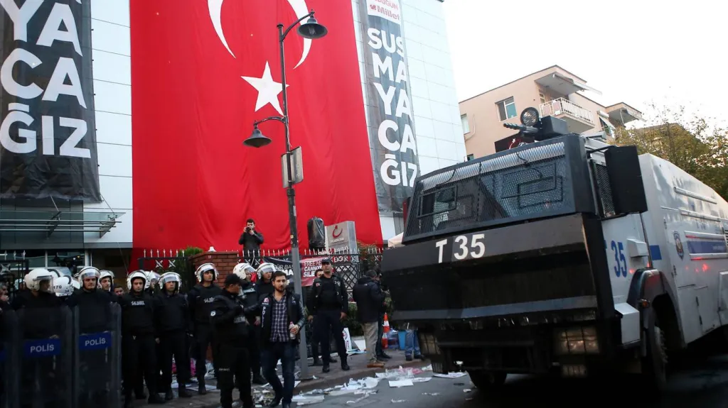 Turecká policie hlídkuje před budovou mediální skupiny