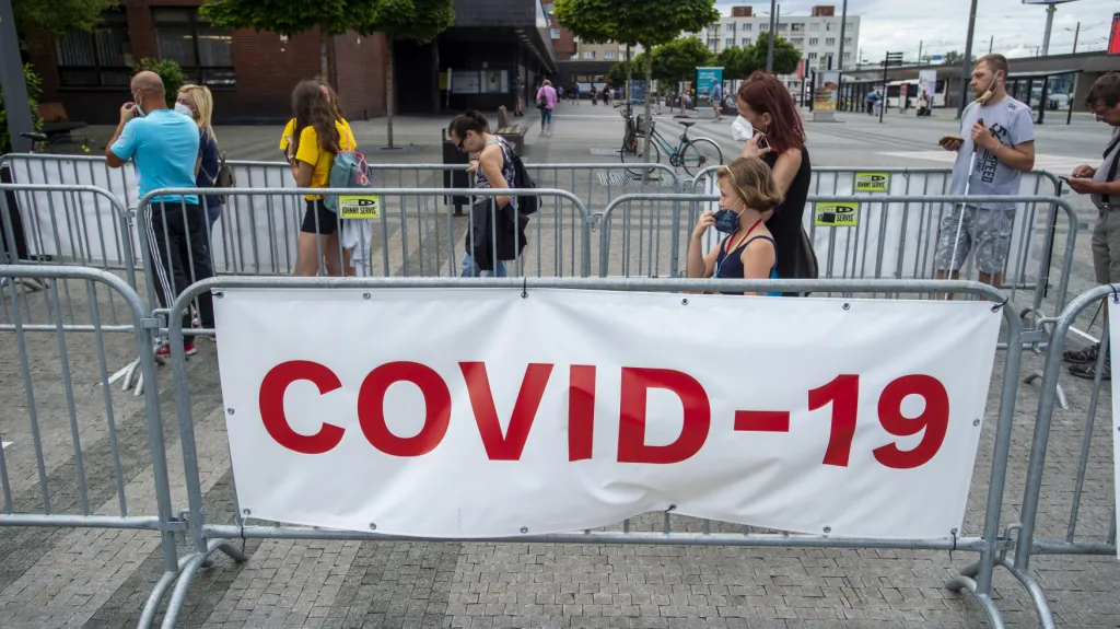 Fronta před testovacím místem na covid-19 na pardubickém nádraží